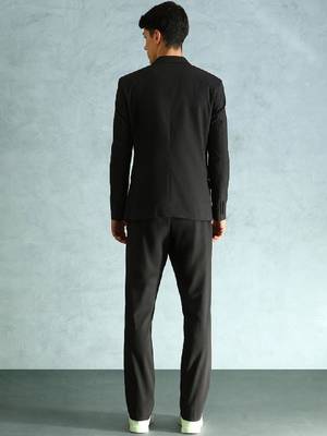 Tailored-fit single-breasted two-piece suit 4
