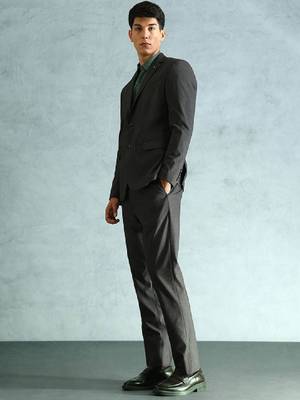 Tailored-fit single-breasted two-piece suit 3
