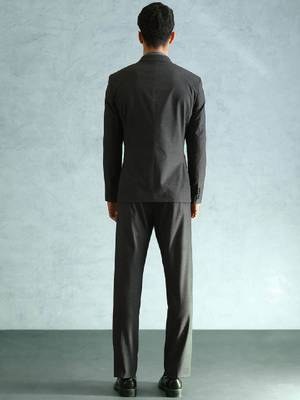 Tailored-fit single-breasted two-piece suit 4