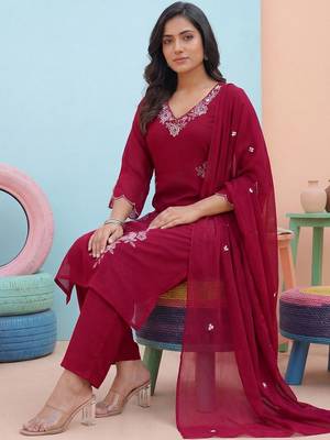 Women Floral Embroidered Regular Thread Work Kurta with Trousers & With Dupatta 6