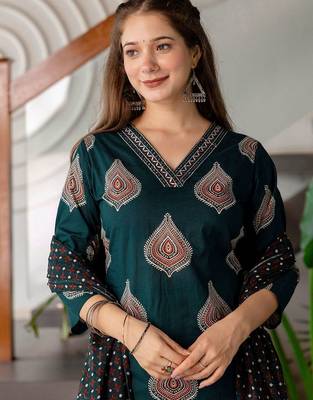 Women Ethnic Motifs Printed Regular Kurta with Trousers & Dupatta 2