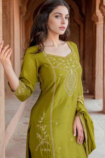 Women Floral Embroidered Regular Thread Work Kurta with Sharara & Dupatta