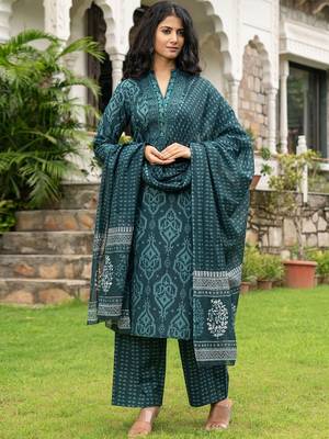 Women Ethnic Motifs Printed Kurta with Trousers & Dupatta 1