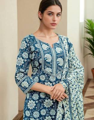Women Floral Printed Kurta with Trousers & Dupatta 1