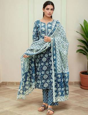 Women Floral Printed Kurta with Trousers & Dupatta 2