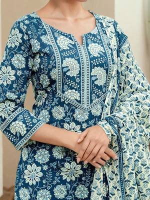 Women Floral Printed Kurta with Trousers & Dupatta 3