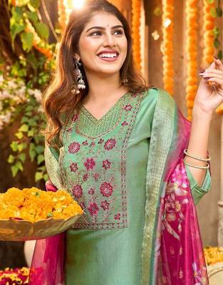 Women Floral Embroidered Regular Thread Work Kurta with Patiala & With Dupatta 2