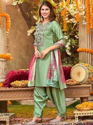 Women Floral Embroidered Regular Thread Work Kurta with Patiala & With Dupatta 5
