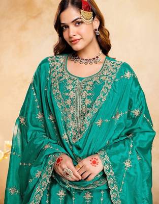 Women Ethnic Motifs Embroidered Regular Thread Work Kurta with Sharara & With Dupatta 2