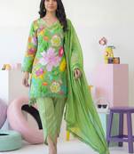 Women Floral Printed Regular Thread Work Silk Crepe Kurta with Trousers & With Dupatta