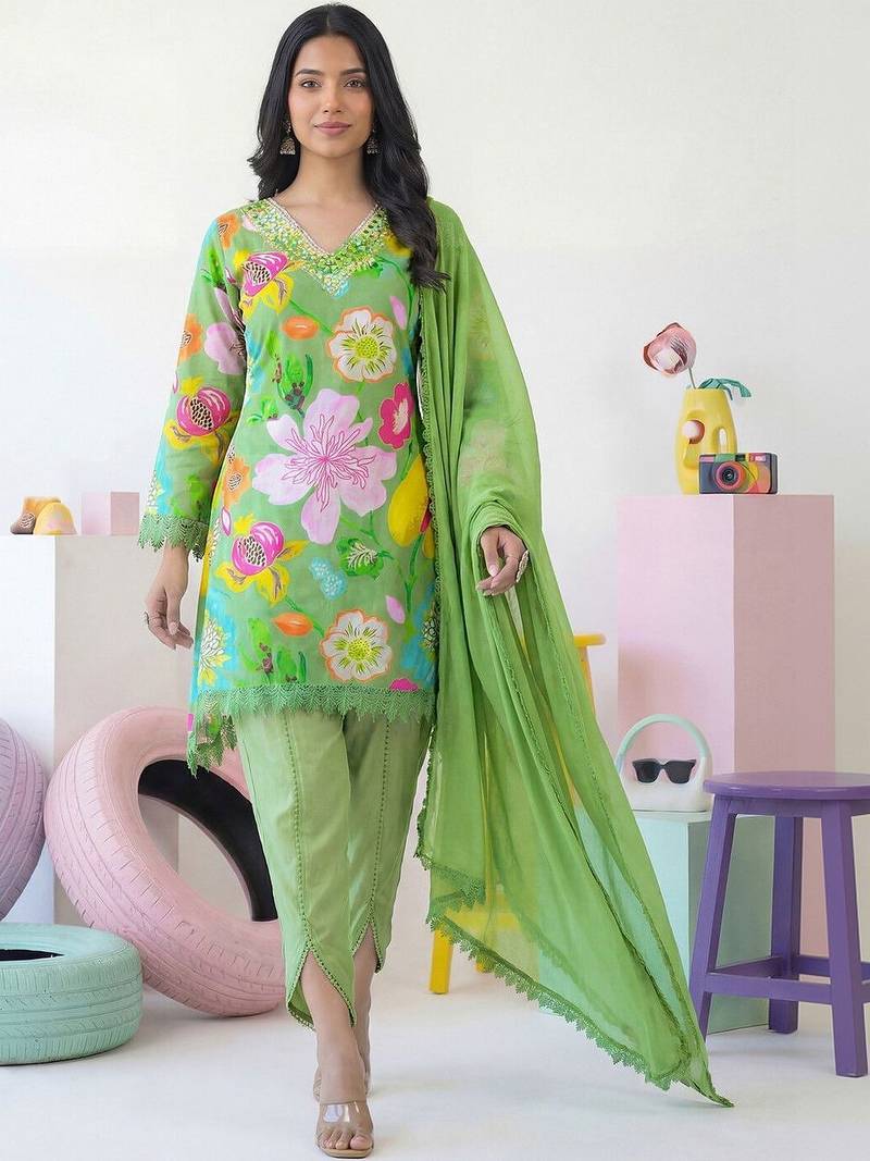 Women Floral Printed Regular Thread Work Silk Crepe Kurta with Trousers & With Dupatta