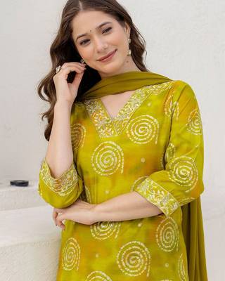 Women Abstract Printed Kurta with Trousers & Dupatta 2