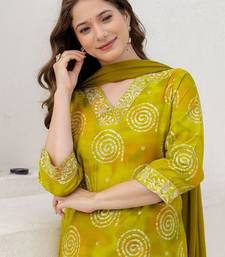 Women Abstract Printed Kurta with Trousers & Dupatta