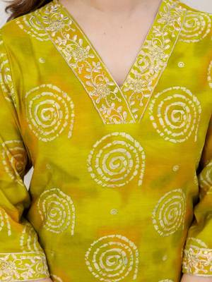 Women Abstract Printed Kurta with Trousers & Dupatta 3