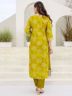 Women Abstract Printed Kurta with Trousers & Dupatta 6