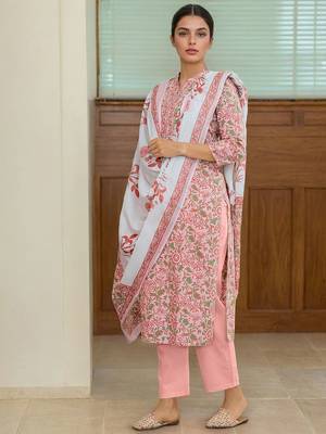 Women Floral Printed Kurta with Trousers & Dupatta 1