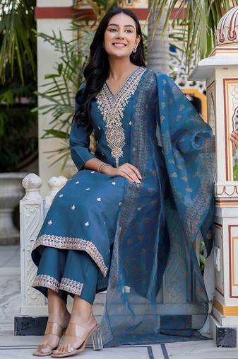 Women Floral Embroidered Kurta with Trousers & Dupatta