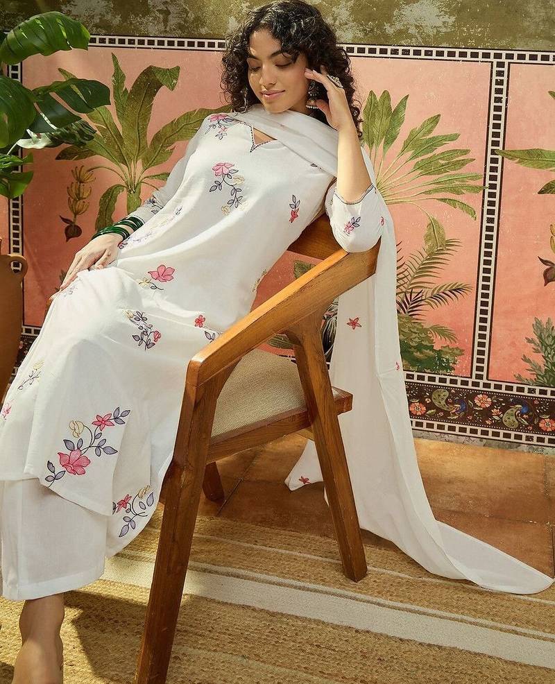 Women Floral Embroidered Regular Thread Work Kurta with Trousers & With Dupatta