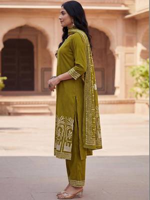 Women Ethnic Motifs Printed Regular Kurta with Trousers & With Dupatta 3