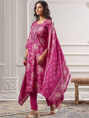 Women Floral Printed Regular Thread Work Kurta with Trousers & With Dupatta 4