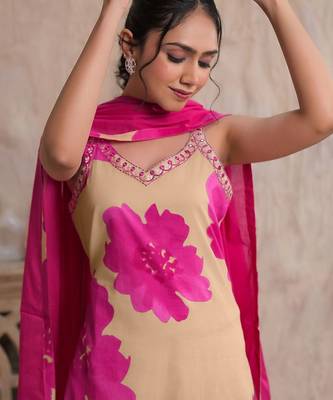 Women Floral Printed Kurta with Trousers & Dupatta 2