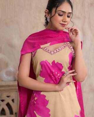 Women Floral Printed Kurta with Trousers & Dupatta 4