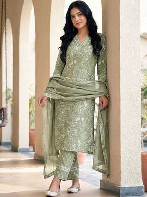 Women Floral Printed Regular Kurta with Trousers & With Dupatta 4
