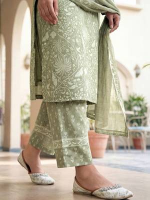 Women Floral Printed Regular Kurta with Trousers & With Dupatta 5