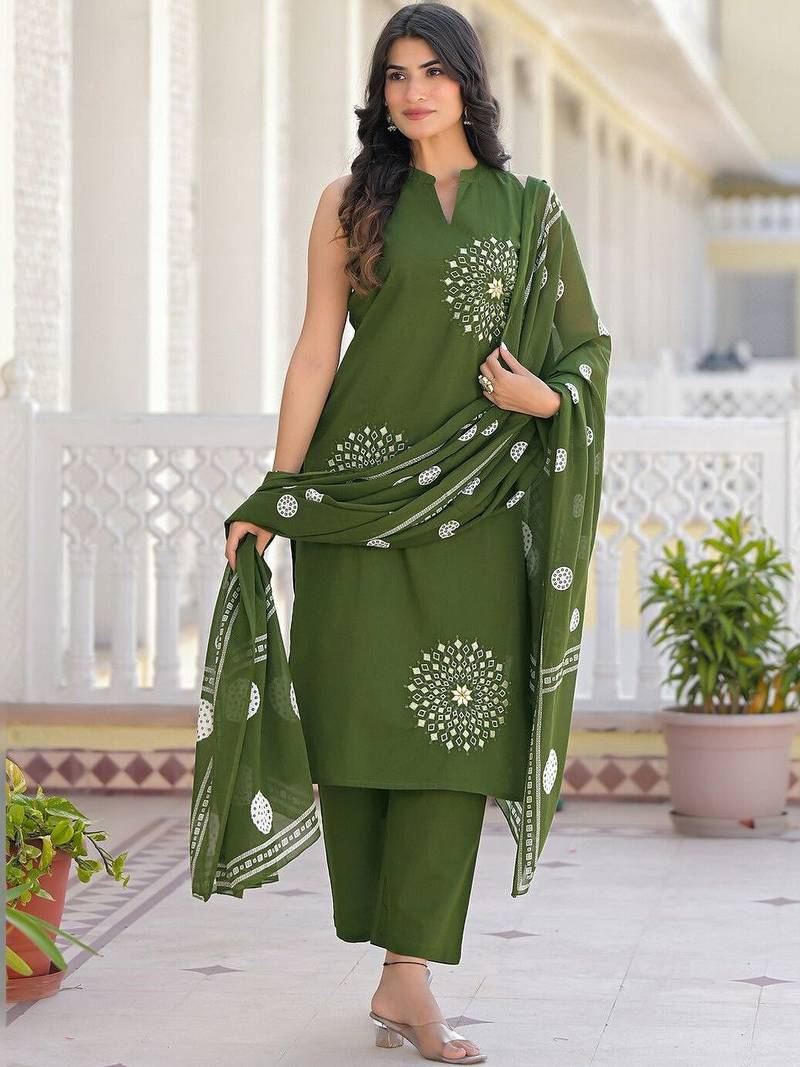 Women Ethnic Motifs Printed Regular Kurta with Trousers & With Dupatta