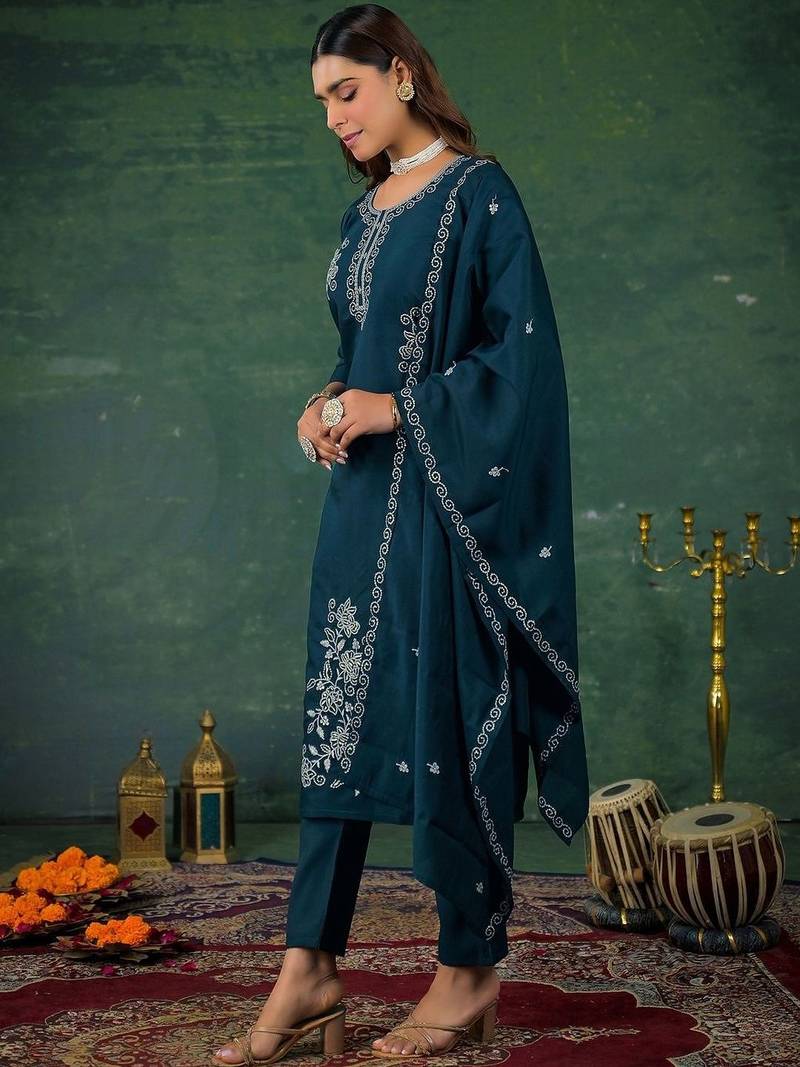 Women Regular Kurta with Pyjamas & With Dupatta