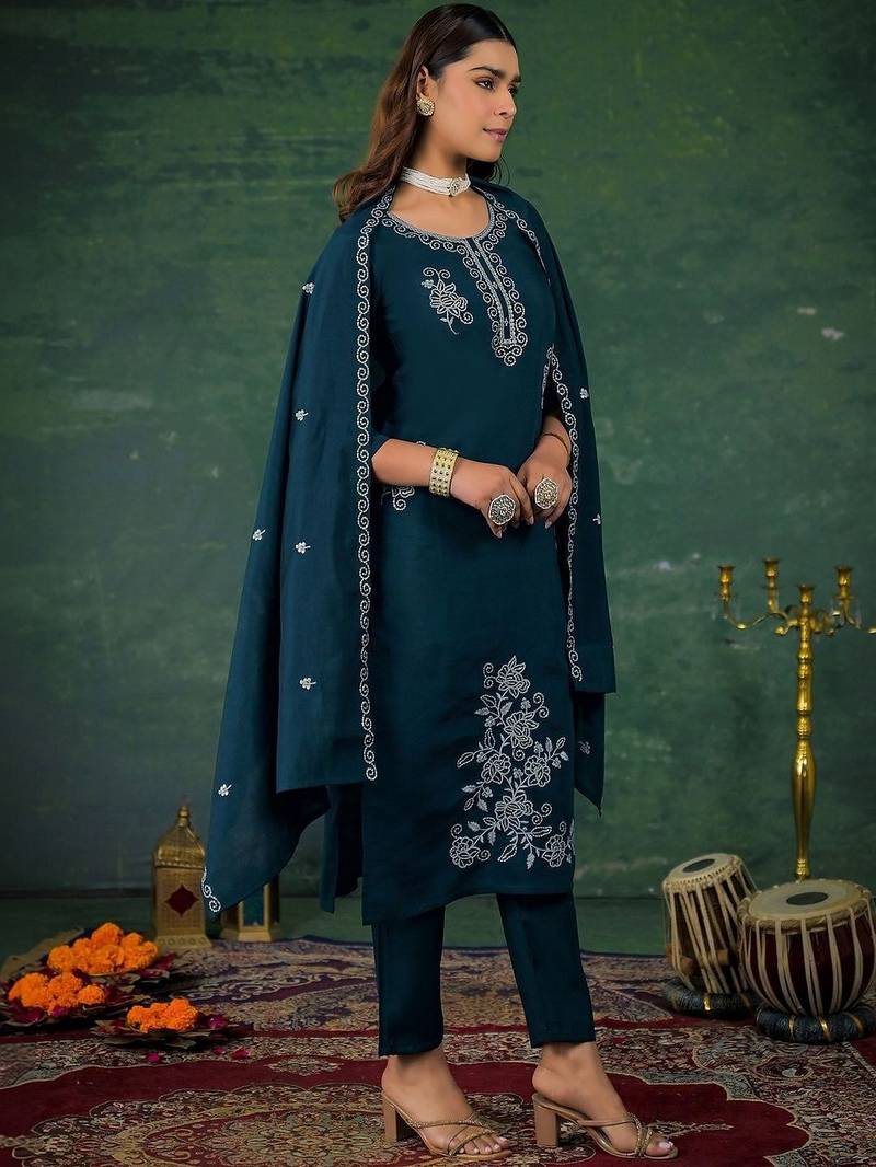 Women Regular Kurta with Pyjamas & With Dupatta