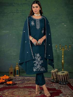 Women Regular Kurta with Pyjamas & With Dupatta 4