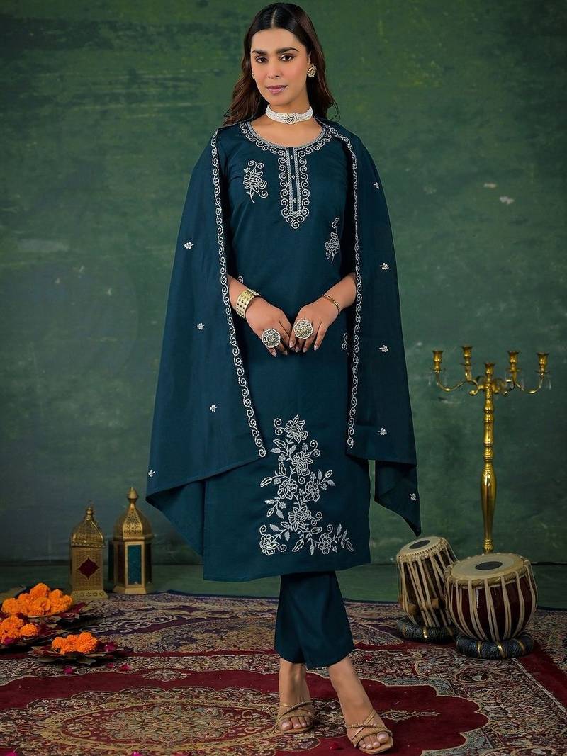 Women Regular Kurta with Pyjamas & With Dupatta
