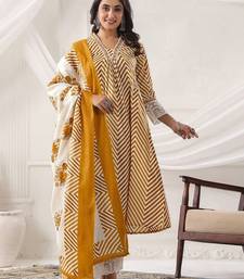 Women Printed Empire Thread Work Kurta with Trousers & With Dupatta