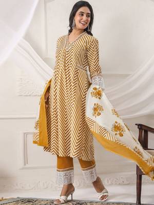 Women Printed Empire Thread Work Kurta with Trousers & With Dupatta 3