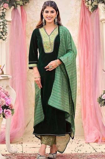 Women Regular Velvet Kurta with Trousers & With Dupatta