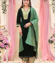 Women Regular Velvet Kurta with Trousers & With Dupatta
