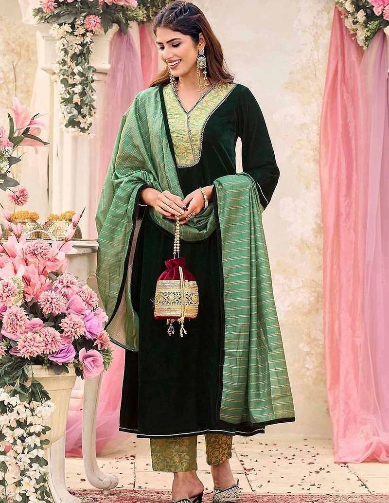 Women Regular Velvet Kurta with Trousers & With Dupatta