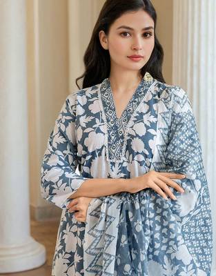 Women Floral Printed Kurta with Trousers & Dupatta 2