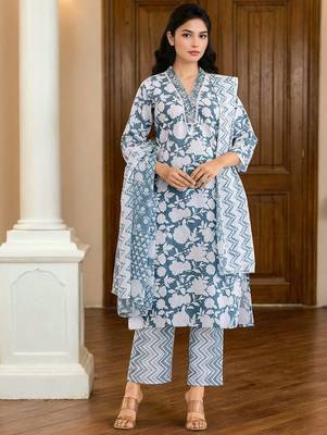 Women Floral Printed Kurta with Trousers & Dupatta 1