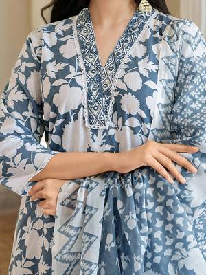 Women Floral Printed Kurta with Trousers & Dupatta 3
