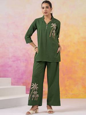 Women Ethnic Motifs Embroidered Regular Thread Work Kurti with Trousers 1