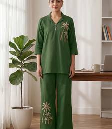 Women Ethnic Motifs Embroidered Regular Thread Work Kurta with Trousers