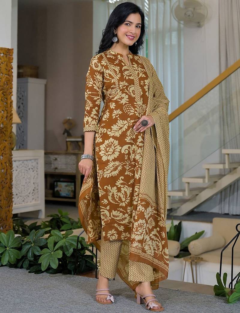 Women Floral Printed Regular Kurta with Trousers & With Dupatta