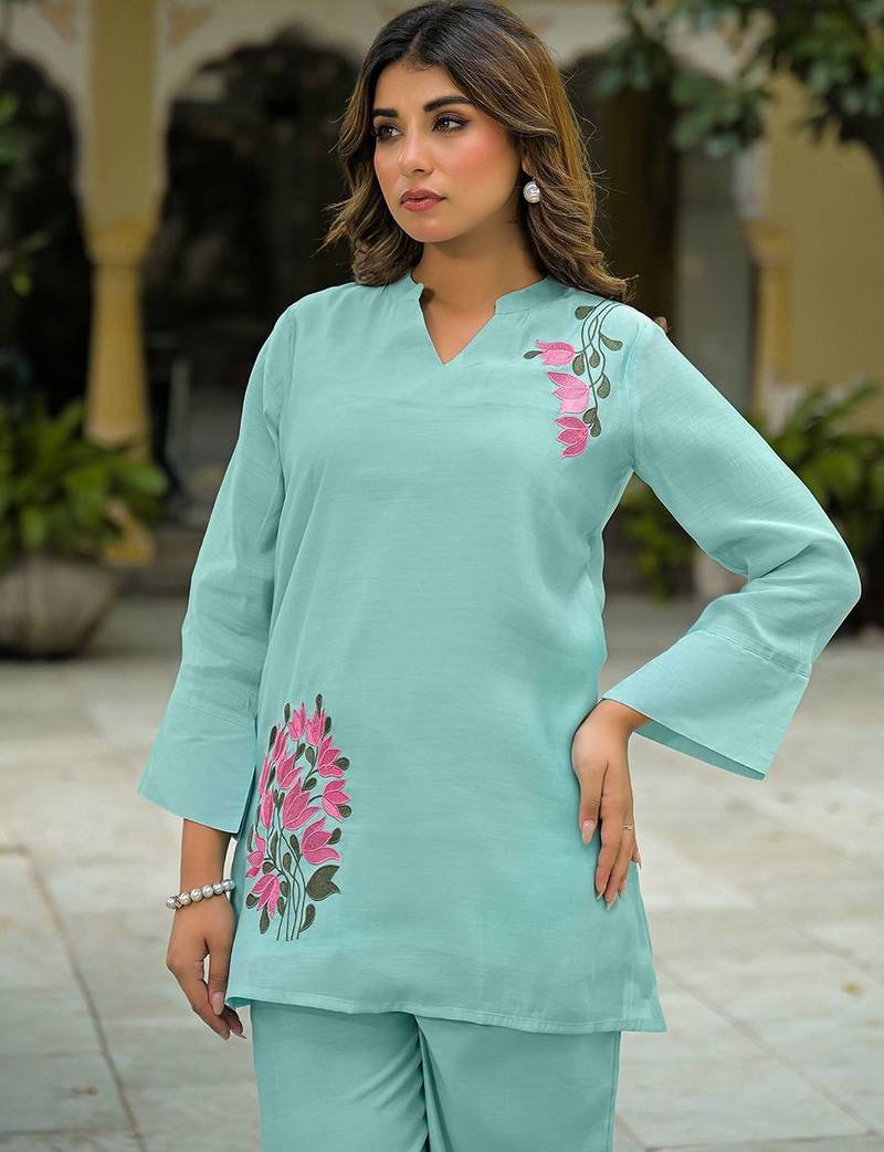 Women Floral Embroidered Regular Thread Work Kurta with Trousers