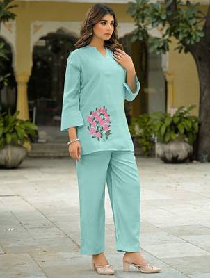Women Floral Embroidered Regular Thread Work Kurta with Trousers 1
