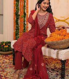 Bandhani Printed Round Neck Thread Work Kurta With Trousers & Dupatta