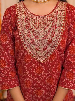 Bandhani Printed Round Neck Thread Work Kurta With Trousers & Dupatta 2