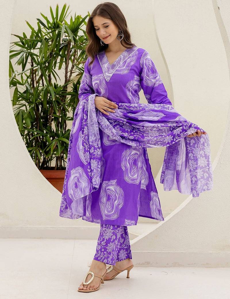 Women Printed Regular Thread Work Kurta with Trousers & Dupatta