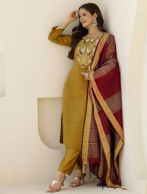 Floral Yoke Design Sequinned Kurta With Trousers & Dupatta 2